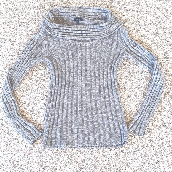 Apt 9 gray off the shoulder sweater with subtle iridescence. Size M - Picture 1 of 10